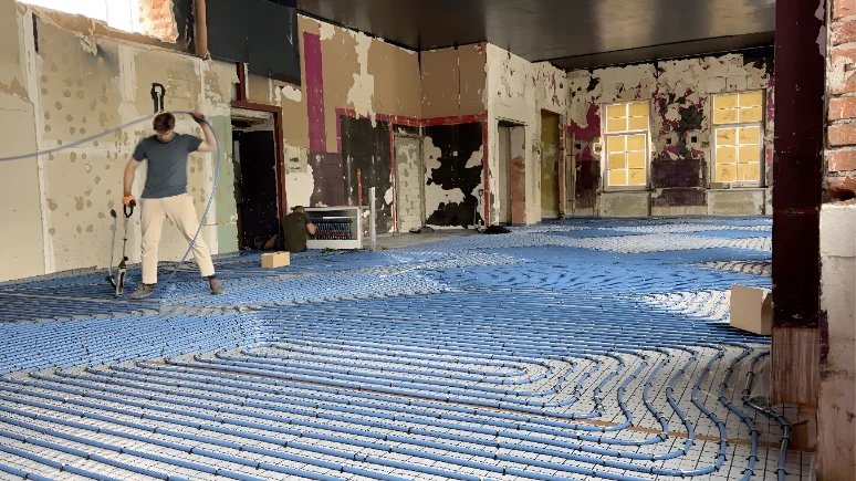 Heizrohre im 10-cm-Raster auf der alukaschierten Platte